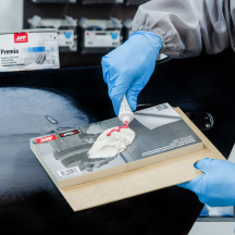 Mastic Polyester Universel pour reparation de plastique, metal et autres Jaune clair APP PREMIA 0,6kg