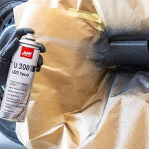 Anti gravillon antirouille en bombe noir pour carrosserie voiture APP U300 Spray 500ml